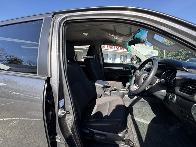 2023 Toyota Hilux SR5 image 11