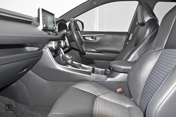 2022 Toyota RAV4 Hybrid XSE (AWD) image 18