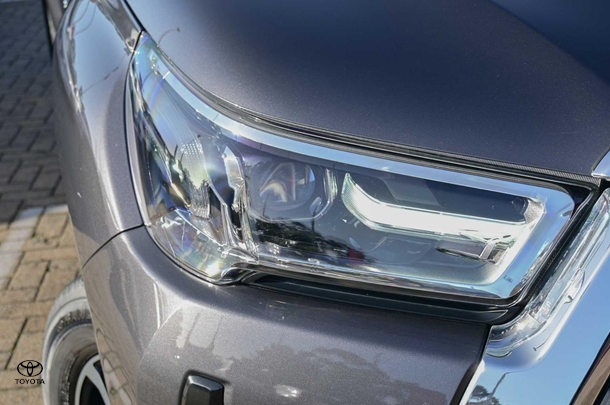 2023 Toyota HILUX SR5 image 12