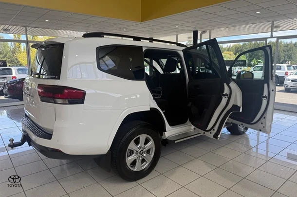 2023 Toyota Landcruiser GXL image 15