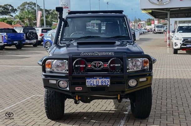 2018 Toyota LC Military GXL image 4
