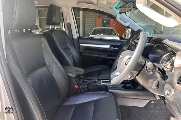 2021 Toyota HiLux 4x4 SR5 image 12