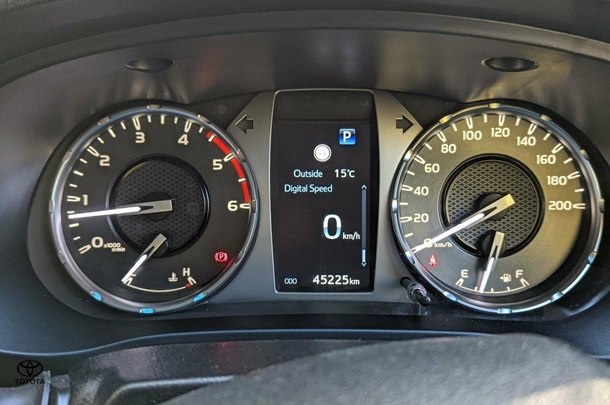 2023 Toyota Hilux 4x4 SR5 image 18