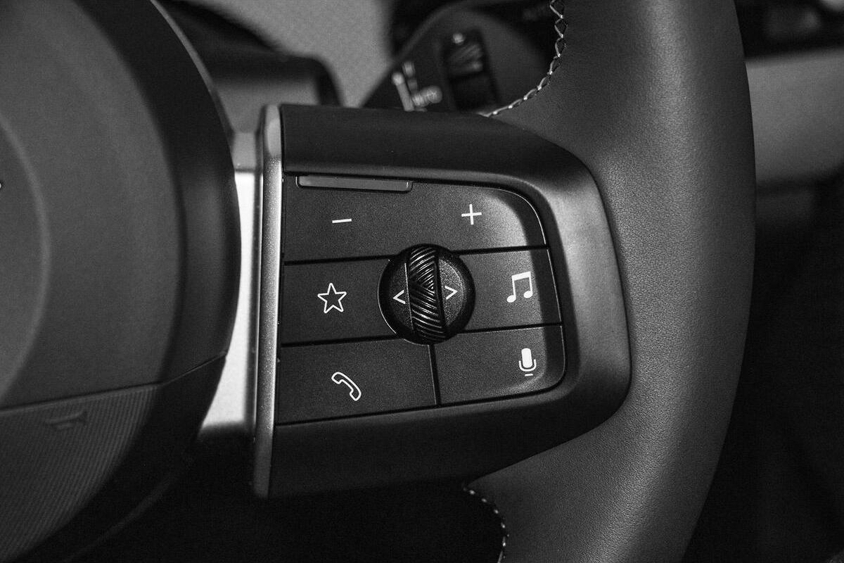 2024 MINI Cooper SE Favoured Auto image 16