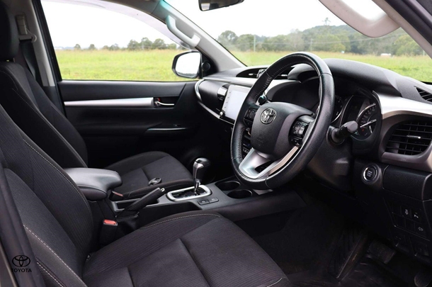 2020 Toyota Hilux 4x4 SR5 image 16