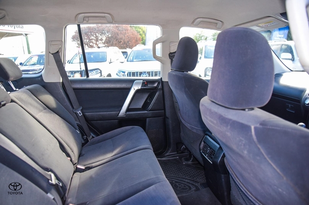 2017 Toyota Prado GX image 18