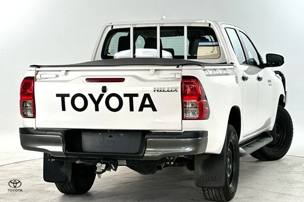 2022 Toyota Hilux SR image 8