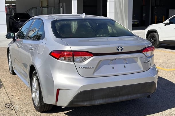 2023 Toyota Corolla Sedan Hybrid Ascent Sport image 3