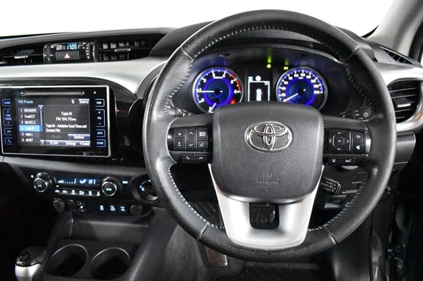 2019 Toyota Hilux 4x4 SR5 image 5