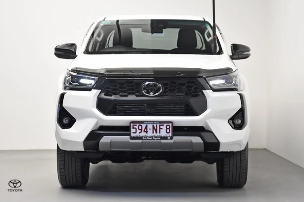 2024 Toyota Hilux 4x4 SR5 image 2