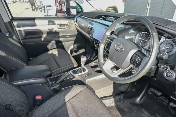 2021 Toyota HILUX SR5 image 6