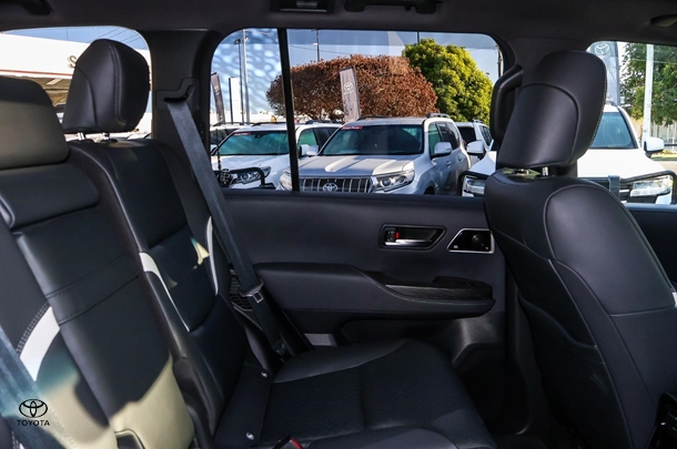 2023 Toyota Landcruiser GR-S image 7