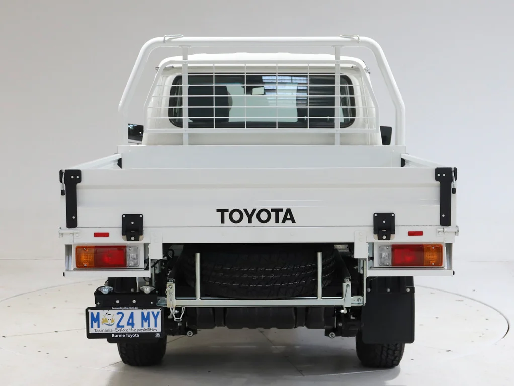 2024 Toyota LC Military GXL image 5