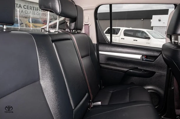 2023 Toyota Hilux 4x4 SR5 image 9