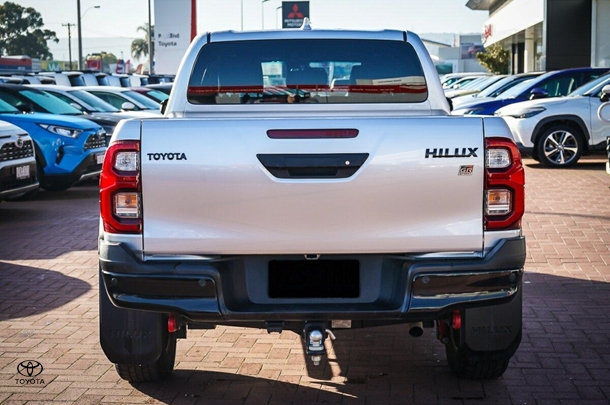 2023 Toyota Hilux 4x4 GR-S image 7