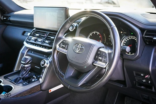 2024 Toyota Landcruiser VX image 15