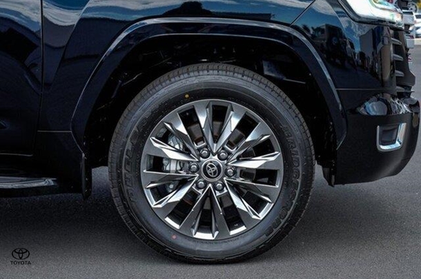 2022 Toyota Landcruiser Sahara ZX image 14