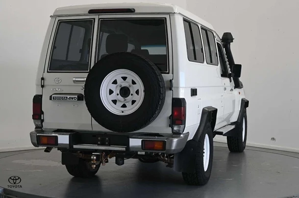 2021 Toyota LC Military GXL image 5