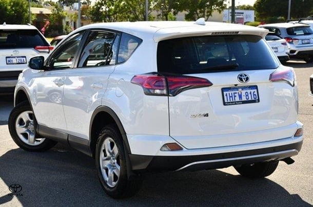 2018 Toyota RAV4 GX-2WD image 3