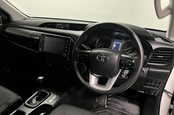 2024 Toyota Hilux SR image 10