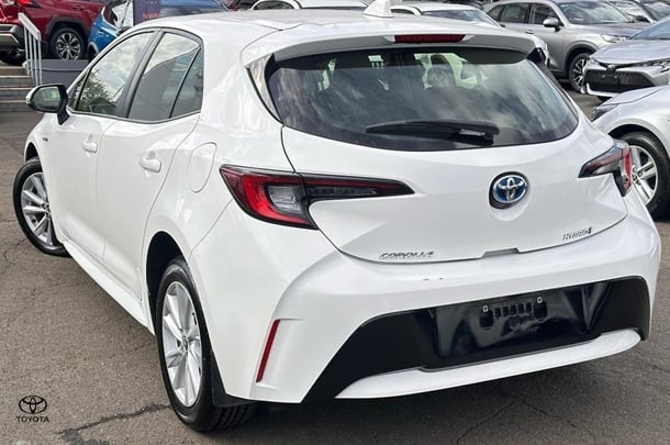 2022 Toyota Corolla Hatch Hybrid Ascent Sport image 2