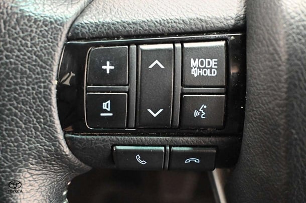 2018 Toyota Hilux 4x4 SR5 image 14