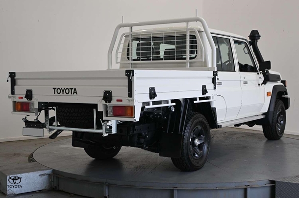 2025 Toyota LC Military GXL image 4