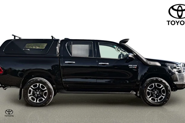 2021 Toyota HILUX SR5 image 8