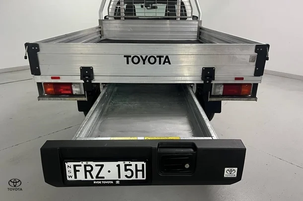 2024 Toyota Hilux SR image 13