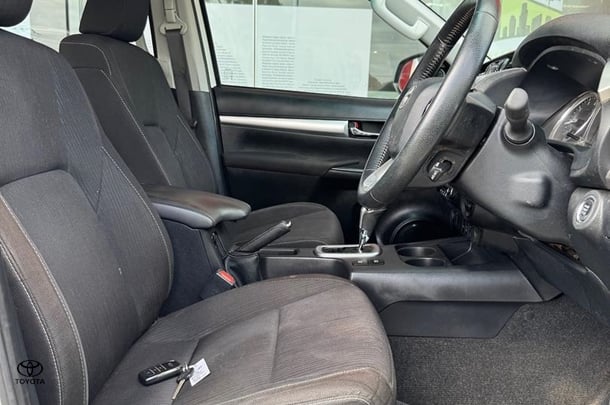 2020 Toyota Hilux SR5 image 23