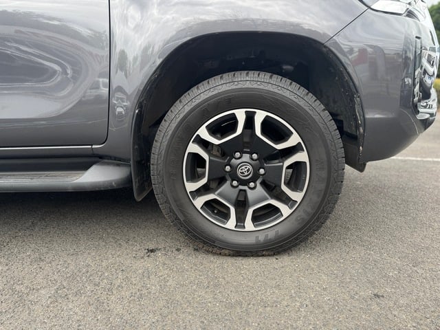 2022 Toyota Hilux SR5 image 9