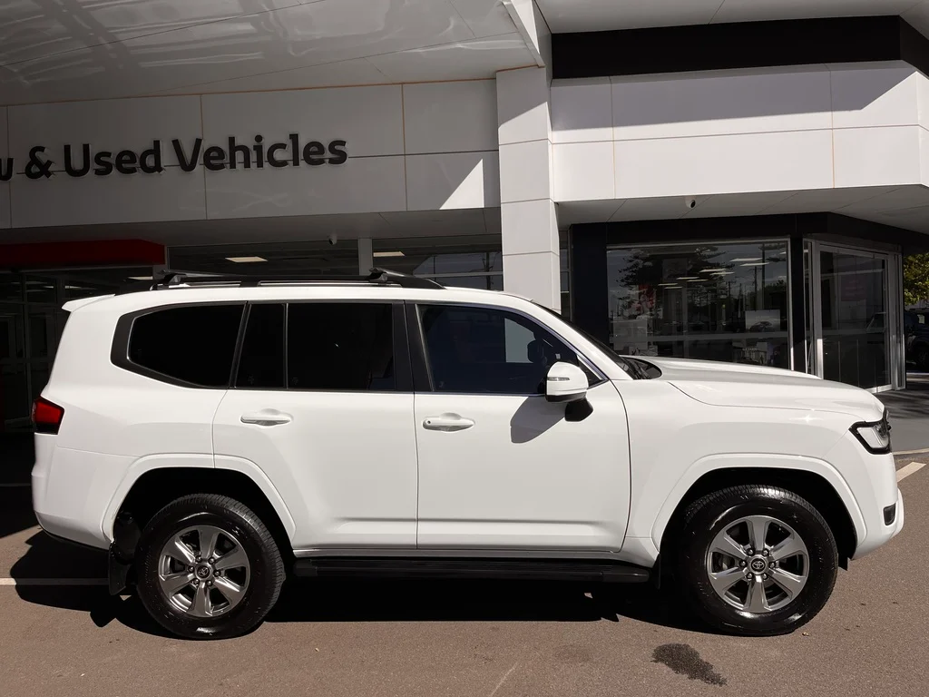 2021 Toyota Landcruiser VX image 2
