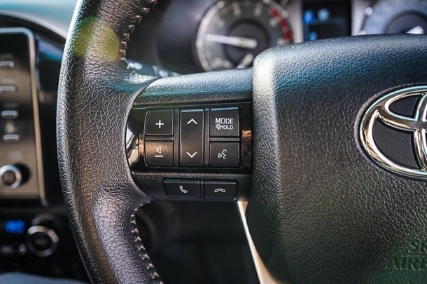 2021 Toyota Hilux 4x4 SR5 image 17