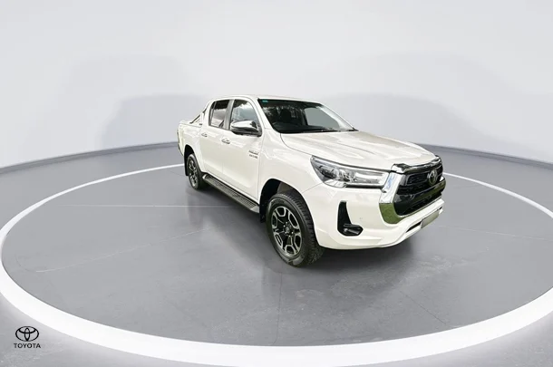 2023 Toyota Hilux SR5 image 2