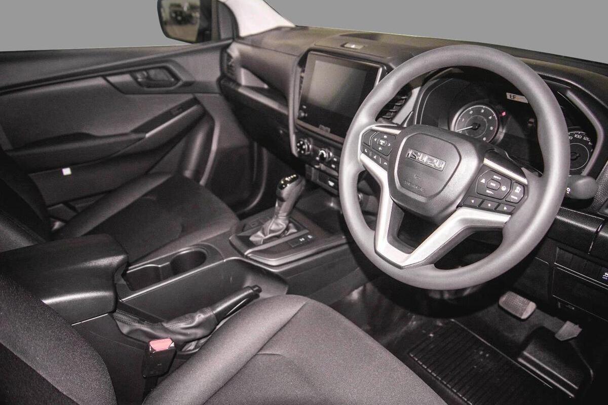 2025 Isuzu D-MAX SX Manual 4x4 MY24 image 6