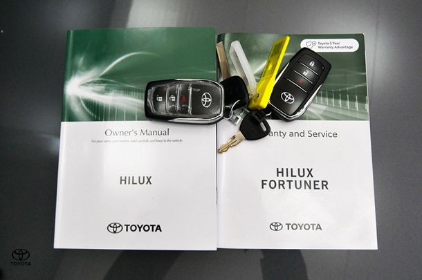 2024 Toyota Hilux 4x4 SR5 image 24