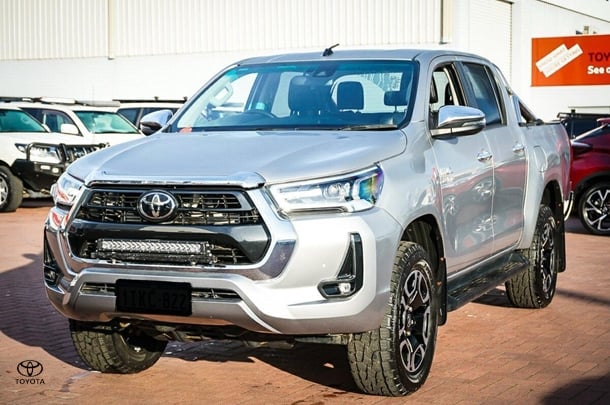 2021 Toyota Hilux 4x4 SR5 image 4