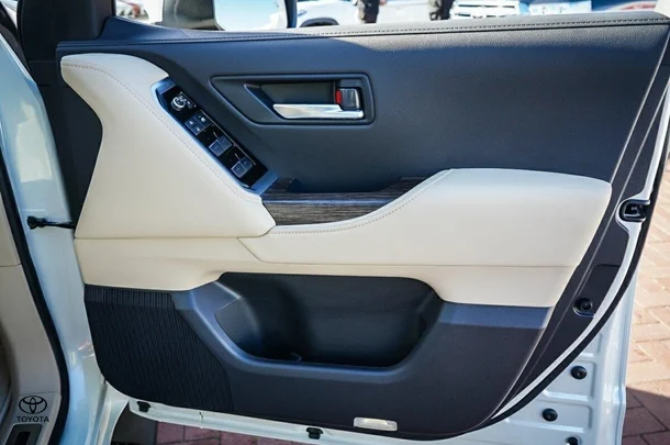 2025 Toyota Landcruiser VX image 16