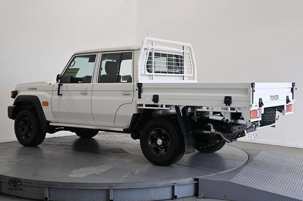 2025 Toyota LC Military GXL image 7