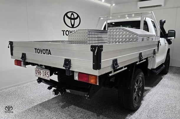 2023 Toyota Hilux SR image 2