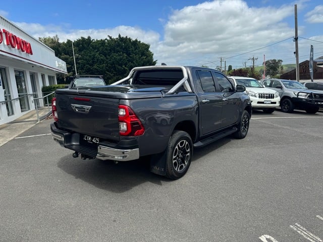 2022 Toyota Hilux SR5 image 7