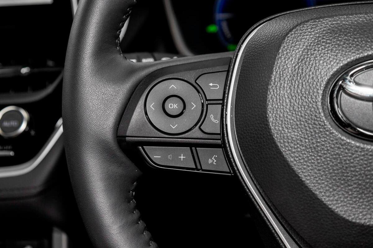 2024 Toyota Corolla Cross Atmos Auto eFour image 15