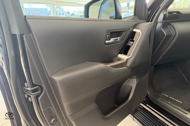 2022 Toyota Landcruiser VX image 16