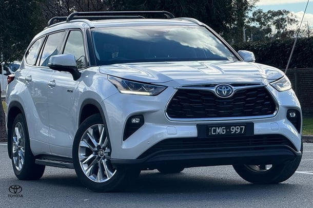 2023 Toyota KLUGER HYBRID AWD GRANDE image 1
