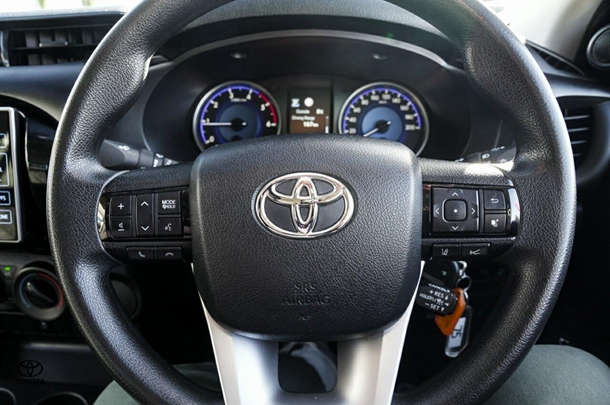 2019 Toyota Hilux 4x2 SR image 15