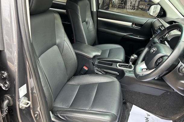 2022 Toyota Hilux 4x4 SR5 image 35
