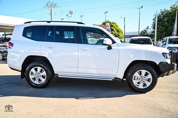 2023 Toyota Landcruiser GXL image 3
