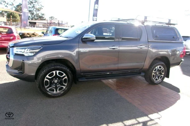 2021 Toyota Hilux 4x4 SR5 image 2