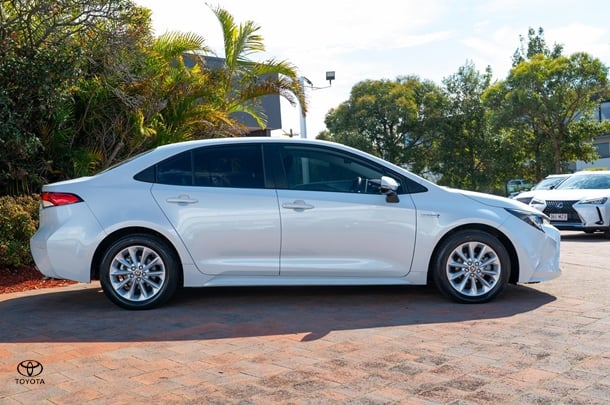 2022 TOYOTA Corolla Sedan Hybrid Ascent Sport image 3