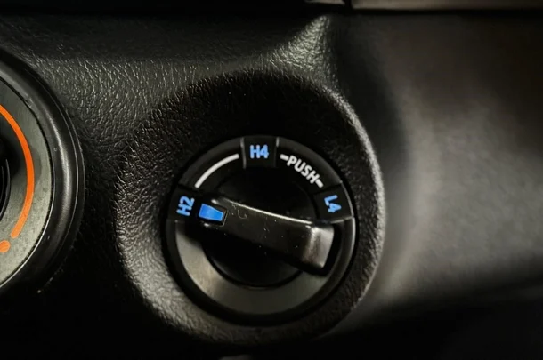 2020 Toyota Hilux SR image 27